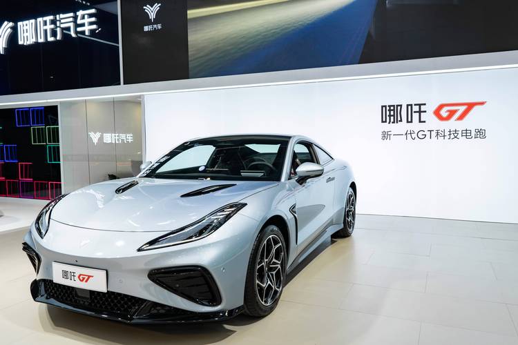 广州303哪吒汽车在智能汽车领域的表现，领途汽车在新能源汽车市场中的影响力